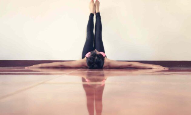 Wall yoga: 5 asanas you can easily do every day