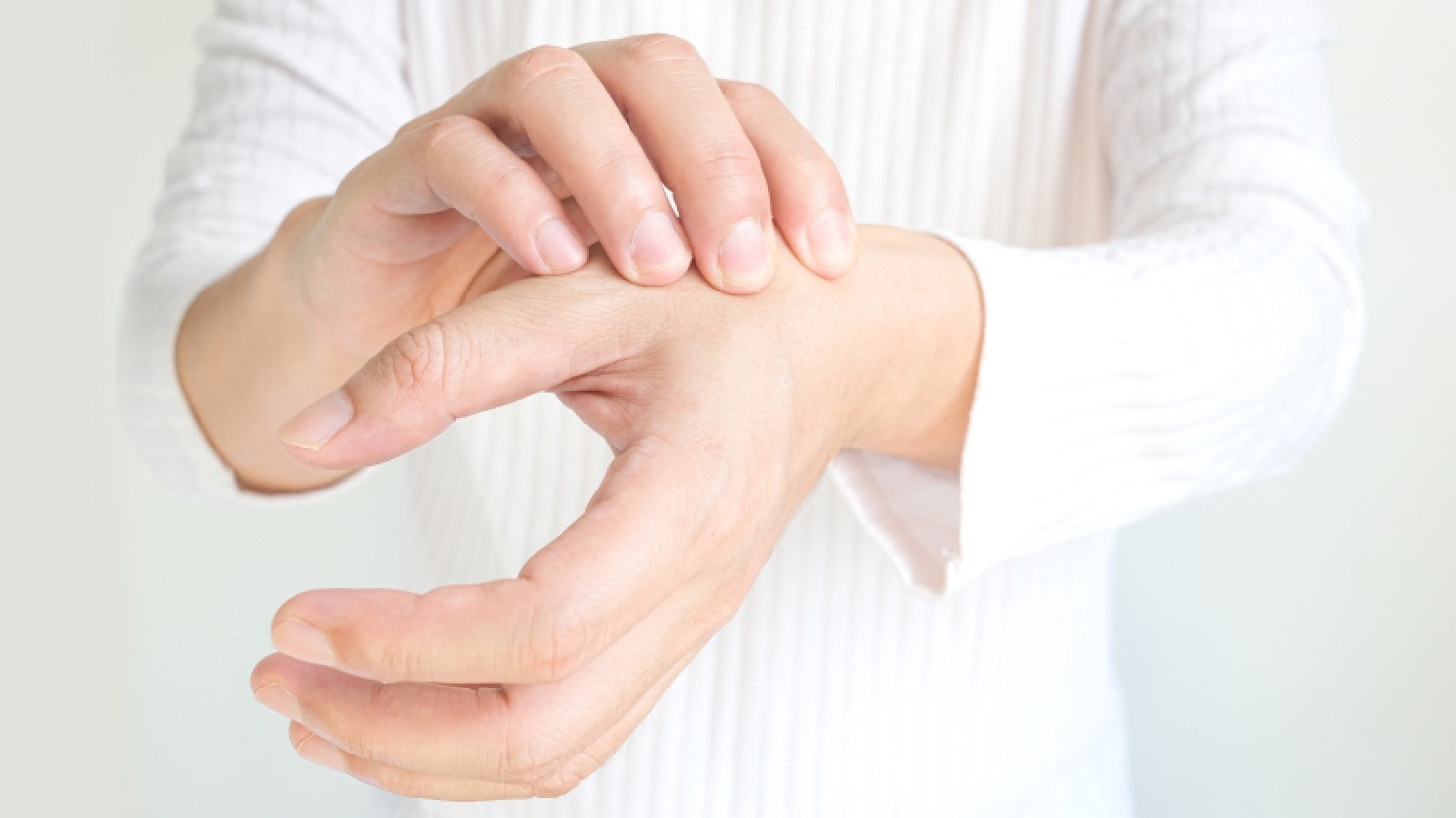 Thumb twitching: Causes of muscle twitching in thumb