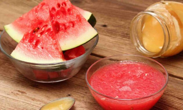 Use watermelon to make anti-acne face mask this summer