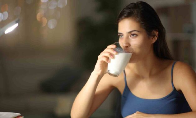 Drinking milk at night: Benefits and side effects for health