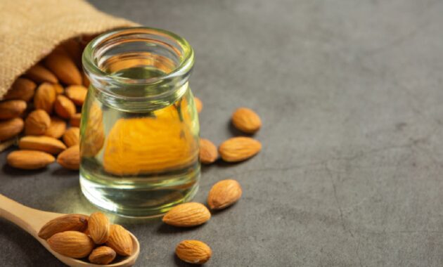 Almond oil: Benefits and how to use it as make-up remover