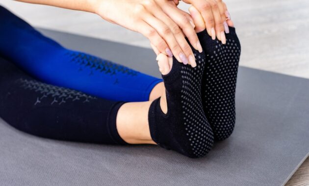 5 best yoga socks to avoid slips and improve balance