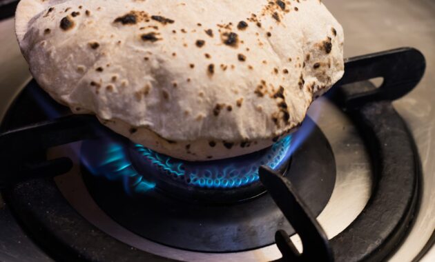 Should you cook roti on gas flame?