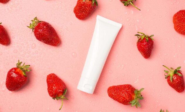 5 best strawberry face washes for radiant skin