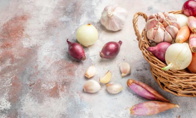 Onion or garlic for hair growth: What is a better home remedy?