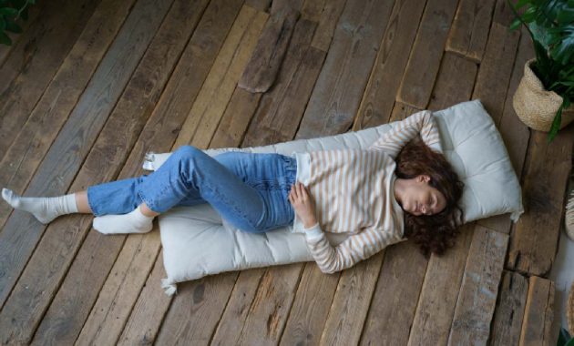 5 health benefits of sleeping on floor