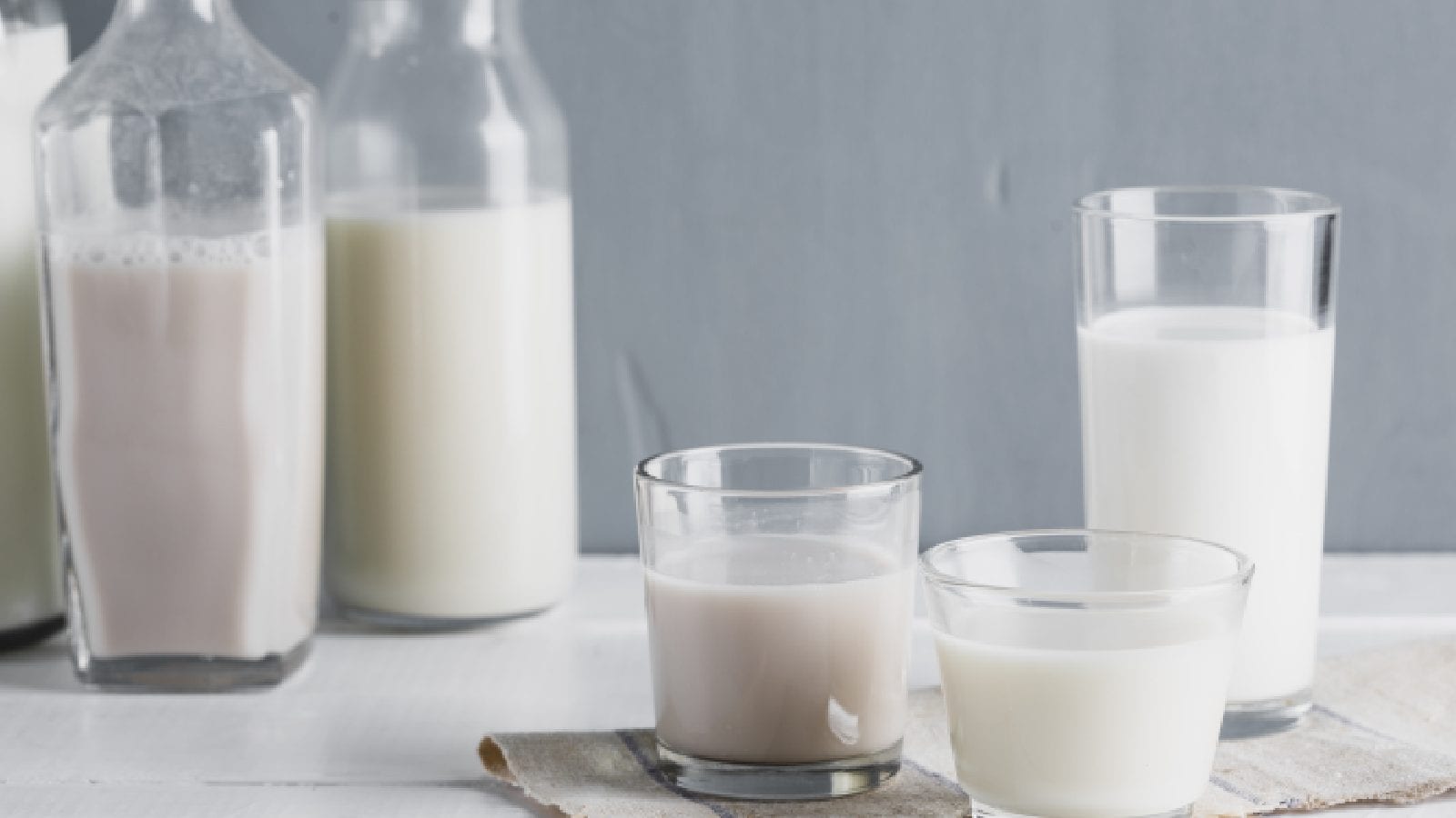 Whole milk vs Skim milk: Which type of milk is healthier for you?