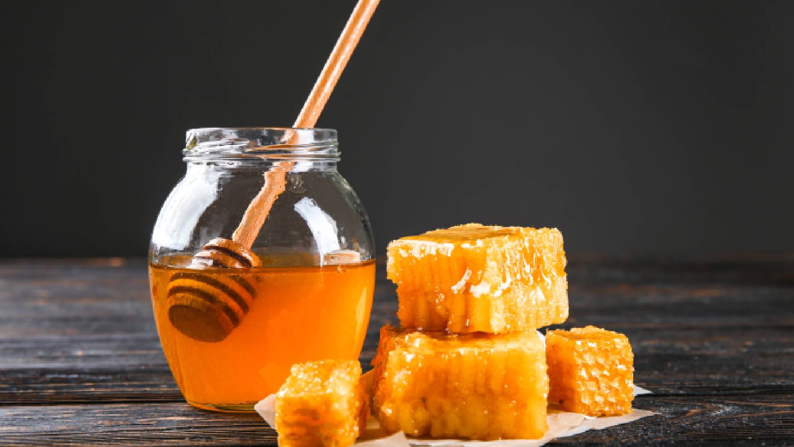 Jaggery vs Honey: Which one is healthier for weight loss?